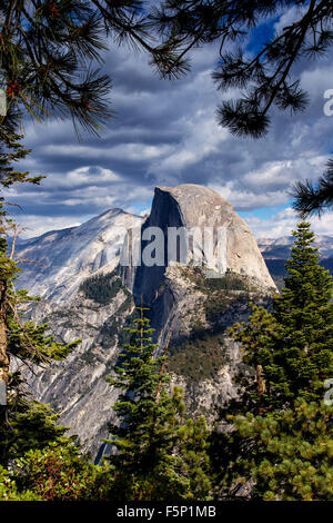 Une image verticale de demi-dôme de Glacier Point, à travers les arbres Banque D'Images