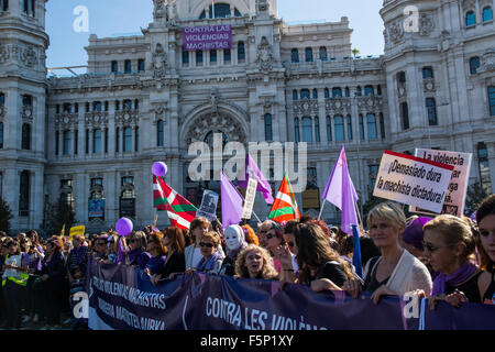 Madrid, Espagne. 07Th Nov, 2015. Personnes qui protestaient contre la violence de genre, en passant en face de la Mairie, qui a soutenu la manifestation avec une bannière qui se lit "contre la violence de genre". Des centaines de milliers inscrivez-vous à la manifestation à Madrid contre la violence domestique en tant que crimes contre les femmes ont augmenté cette année. Credit : Marcos del Mazo/Pacific Press/Alamy Live News Banque D'Images