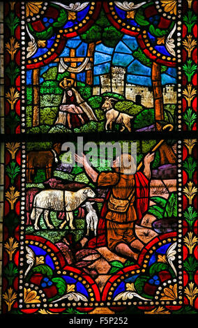 LEON, ESPAGNE - 12 août 2014 : vitrail représentant l'apparition de la Vierge Marie et Jésus à un berger dans Leon Banque D'Images