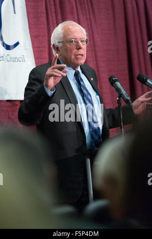 Le candidat démocrate le sénateur Bernie Sanders aborde la 2015 réunion régionale sud de la Fédération nationale des femmes démocrates à Winthrop University Novembre 7, 2015 à Rock Hill, Caroline du Sud. Banque D'Images