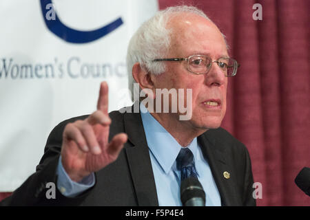 Le candidat démocrate le sénateur Bernie Sanders aborde la 2015 réunion régionale sud de la Fédération nationale des femmes démocrates à Winthrop University Novembre 7, 2015 à Rock Hill, Caroline du Sud. Banque D'Images