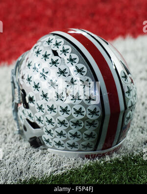 Columbus, Ohio, USA. Nov 7, 2015. Un casque de l'état de l'Ohio se trouve sur le terrain avant un match de saison régulière entre l'Ohio State Buckeyes et les Minnesota Golden Gophers à Columbus, Ohio. Brent Clark/CSM/Alamy Live News Banque D'Images