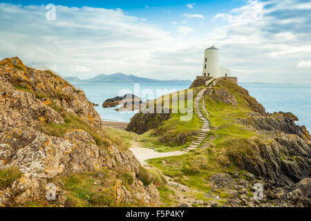 Phare sur une colline donnant sur le détroit de Menai, île Llanddwyn, Anglesey, au nord du Pays de Galles Banque D'Images