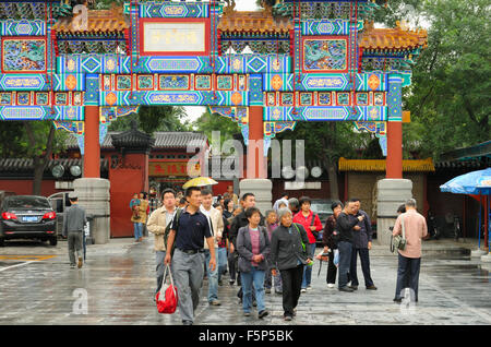 Un groupe de touristes devant le Temple des Lamas de Beijing Yong He Gong, CN Banque D'Images