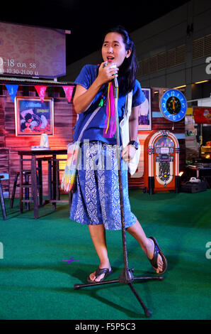 Thai woman singing Folk song sur scène à la plus grande expo de marché et à l'impact rétro divertissement Muang Thong Thani sur Octo Banque D'Images