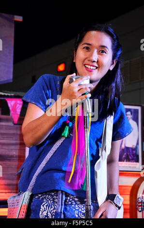 Thai woman singing Folk song sur scène à la plus grande expo de marché et à l'impact rétro divertissement Muang Thong Thani sur Octo Banque D'Images