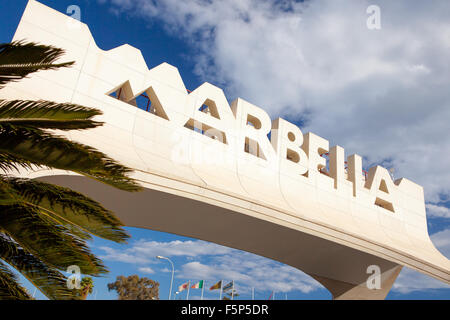 Marbella - Passage de l'emblématique entrée à Marbella sur la Costa del Sol, Espagne Banque D'Images