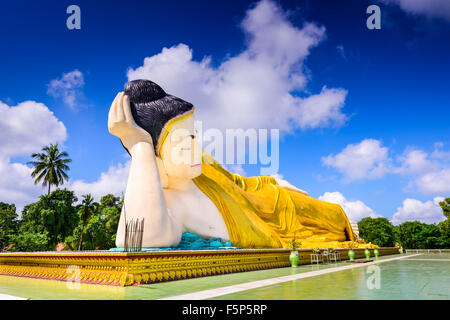 Bago, le Myanmar à Mya Tha Lyaung bouddha couché. Banque D'Images