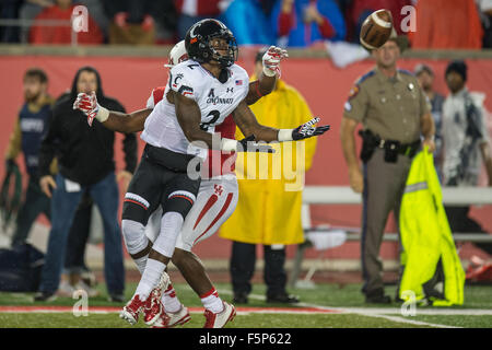 Houston, Texas, USA. Nov 7, 2015. Cincinnati Bearcats wide receiver Mekale McKay (2) n'est pas en mesure de faire une prise, mais le défenseur de Houston a été appelé pour passer d'interférences sur le jeu, au cours du 4e trimestre d'une NCAA football match entre les Bearcats de Cincinnati et l'Université de Houston Cougars à TDECU Stadium à Houston, TX.Trask Smith/CSM/Alamy Live News Banque D'Images