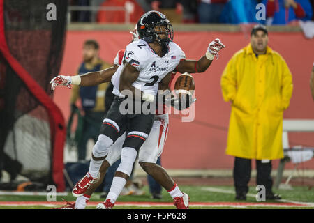 Houston, Texas, USA. Nov 7, 2015. Cincinnati Bearcats wide receiver Mekale McKay (2) n'est pas en mesure de faire une prise, mais le défenseur de Houston a été appelé pour passer d'interférences sur le jeu, au cours du 4e trimestre d'une NCAA football match entre les Bearcats de Cincinnati et l'Université de Houston Cougars à TDECU Stadium à Houston, TX.Trask Smith/CSM/Alamy Live News Banque D'Images