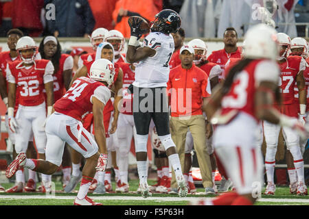 Houston, Texas, USA. Nov 7, 2015. Cincinnati Bearcats wide receiver Mekale McKay (2) fait une prise au cours du 3ème trimestre d'une NCAA football match entre les Bearcats de Cincinnati et l'Université de Houston Cougars à TDECU Stadium à Houston, TX.Trask Smith/CSM/Alamy Live News Banque D'Images