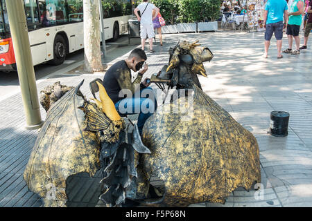 Les droits de l'artiste de rue statue mise sur la peinture pour le visage, le long de La Rambla,La Ramblas, rue, Barcelone,Espagne,la Catalogne, Catalan Banque D'Images