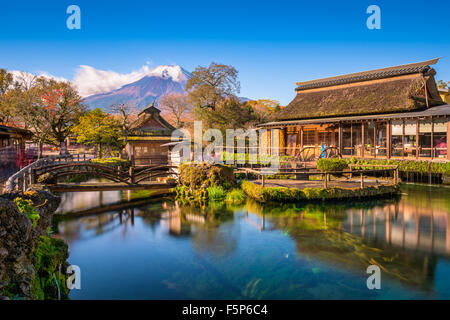 Mt. Fuji, Japon de l'Oshi no Hakkai lakes district. Banque D'Images