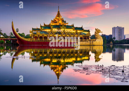 Yangon, Myanmar à Karaweik en palais Royal Kandawgyi Lake. Banque D'Images