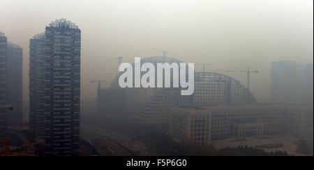 Shenyang. Nov 8, 2015. Photo prise le 8 novembre 2015 montre le smog-enveloppé le centre-ville de Shenyang, Liaoning Province du nord-est de la Chine. La ville de pollution atmosphérique grave signalé le dimanche, avec la lecture des P2,5 dans 7 heures était 864. Crédit : Yang Qing/Xinhua/Alamy Live News Banque D'Images