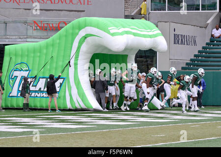 New Orleans, LA, USA. Nov 7, 2015. Les joueurs de Tulane quitter le tunnel avant le match entre la Tulane Green Wave et le Connecticut Huskies au Yulman Stadium à New Orleans, LA . Steve Dalmado/Cal Sport Media/Alamy Live News Banque D'Images