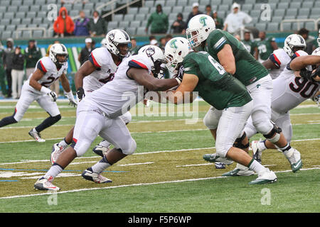 New Orleans, LA, USA. Nov 7, 2015. Pendant le jeu entre la Tulane Green Wave et le Connecticut Huskies au Yulman Stadium à New Orleans, LA . Steve Dalmado/Cal Sport Media/Alamy Live News Banque D'Images