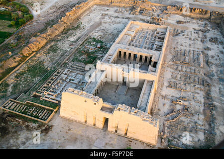 Vue aérienne de Temple en ruines, l'Égypte montrant des fouilles et des artefacts de variuos une fouille archéologique Banque D'Images