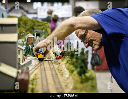 Vancouver, Canada. Nov 7, 2015. Vaporiste un joue avec ses créations au cours de la 33e Expo Train De Vancouver à Vancouver, Canada, le 7 novembre, 2015. La 33e Train Vancouver Expo est le plus grand de la Colombie-Britannique model train show, avec 300 trains miniatures et adeptes des chemins qui présentent leurs créations, et attire plus de 5 000 spectateurs à participer l'événement. Credit : Liang Sen/Xinhua/Alamy Live News Banque D'Images