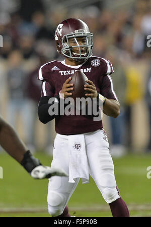 College Station, Texas, USA. 07Th Nov, 2015. Texas A&M Aggies quarterback Kyler Murray (1) revient d'un laissez-passer pendant le jeu entre le Texas A&M Aggies et l'Auburn Tigers à Kyle Field in College Station, Texas. Auburn gagne contre Texas A&M, 26-10. Patrick Green/CSM/Alamy Live News Banque D'Images