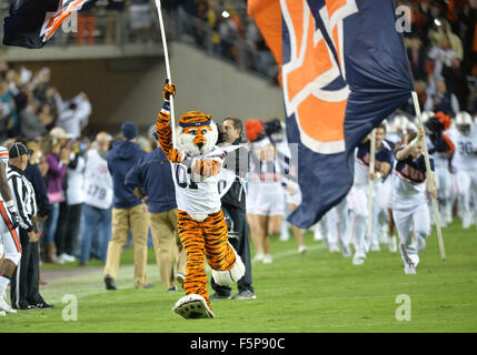 College Station, Texas, USA. 07Th Nov, 2015. Auburn Tigers Mascot dirige l'équipe sur le terrain avant le match entre le Texas A&M Aggies et l'Auburn Tigers à Kyle Field in College Station, Texas. Auburn gagne contre Texas A&M, 26-10. Patrick Green/CSM/Alamy Live News Banque D'Images