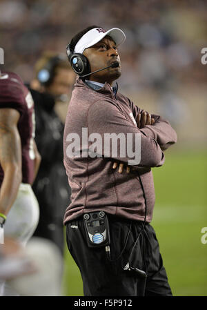 College Station, Texas, USA. 07Th Nov, 2015. Texas A&M Aggies Kevin Sumlin ressemble au score pendant le jeu entre le Texas A&M Aggies et l'Auburn Tigers à Kyle Field in College Station, Texas. Auburn gagne contre Texas A&M, 26-10. Patrick Green/CSM/Alamy Live News Banque D'Images