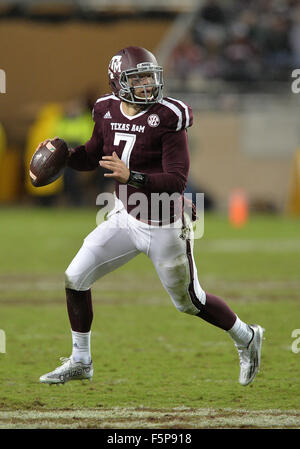 College Station, Texas, USA. 07Th Nov, 2015. Texas A&M Aggies quarterback Jake Hubenak (7) revient d'un laissez-passer pendant le jeu entre le Texas A&M Aggies et l'Auburn Tigers à Kyle Field in College Station, Texas. Auburn gagne contre Texas A&M, 26-10. Patrick Green/CSM/Alamy Live News Banque D'Images