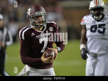 College Station, Texas, USA. 07Th Nov, 2015. Texas A&M Aggies quarterback Jake Hubenak (7) se précipite la balle pour chantiers positifs pendant le jeu entre le Texas A&M Aggies et l'Auburn Tigers à Kyle Field in College Station, Texas. Auburn gagne contre Texas A&M, 26-10. Patrick Green/CSM/Alamy Live News Banque D'Images