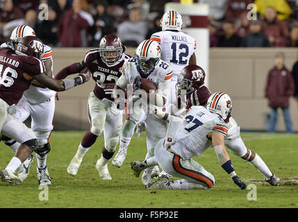 College Station, Texas, USA. 07Th Nov, 2015. Auburn Tigers running back Jovon Robinson (29) porte la balle pendant le jeu entre le Texas A&M Aggies et l'Auburn Tigers à Kyle Field in College Station, Texas. Auburn gagne contre Texas A&M, 26-10. Patrick Green/CSM/Alamy Live News Banque D'Images