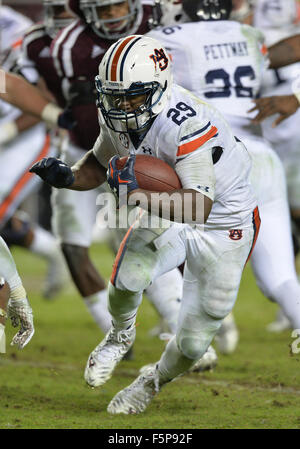 College Station, Texas, USA. 07Th Nov, 2015. Auburn Tigers running back Jovon Robinson (29) porte la balle pendant le jeu entre le Texas A&M Aggies et l'Auburn Tigers à Kyle Field in College Station, Texas. Auburn gagne contre Texas A&M, 26-10. Patrick Green/CSM/Alamy Live News Banque D'Images