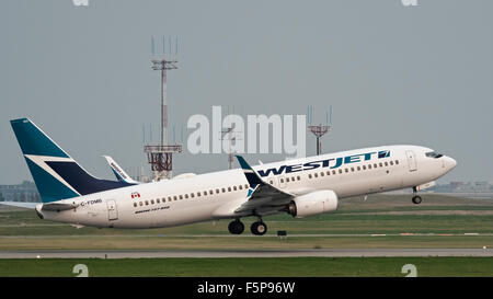 Un Boeing 737-800 de Westjet (C-FDMB) jetliner décolle de l'Aéroport International de Calgary Banque D'Images