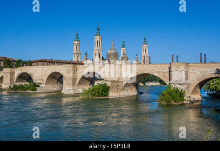 Espagne, Aragon, Saragosse, vue du style baroque de Basilique-Cathédrale Notre-Dame du Pilier de l'autre côté de la rivière Ebro avec Puent Banque D'Images