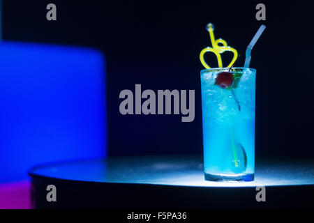 Curaçao Bleu verre à cocktails avec cherry de nuit Banque D'Images