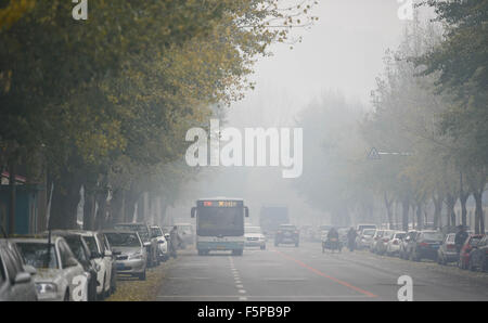 Shenyang. Nov 8, 2015. Photo prise le 8 novembre 2015 montre une route entourée de smog à Shenyang, Liaoning Province du nord-est de la Chine. La ville de pollution atmosphérique grave signalé le dimanche, avec la lecture des P2,5 dans 7 heures était 864. Credit : Yao Jianfeng/Xinhua/Alamy Live News Banque D'Images