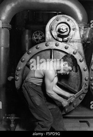 Classic 1920 Photographie par Lewis Wickes Hine d'un mécanicien de centrale électrique sur une pompe à vapeur. Banque D'Images