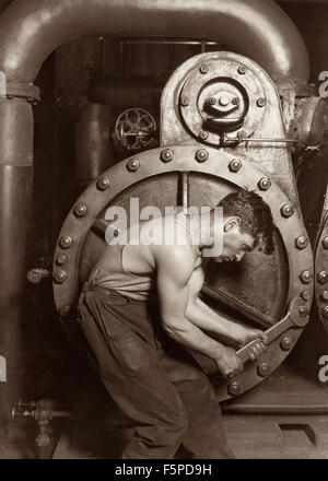 Classic 1920 Photographie par Lewis Wickes Hine d'un mécanicien de centrale électrique sur une pompe à vapeur. Banque D'Images