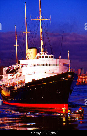 Royal Yacht Britannia Tyne avant de déposer jusqu'à Édimbourg Banque D'Images