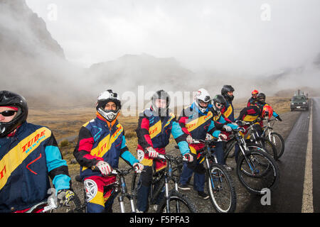 Les touristes à se préparer à descendre la fameuse Route de la mort, près de La Paz en Bolivie. Il est réputé pour être la route la plus dangereuse de la planète. Une piste de gravier à peine assez large pour deux véhicules avec des gouttes de 3 000 pieds d'un côté. Il est devenu une destination touristique voyage à descendre la route sur des vélos de montagne. Banque D'Images