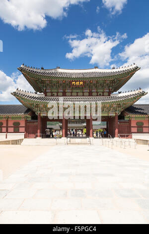 Une pagode à Gyeongbokgung Palace, palais royal principal de Séoul en Corée du Sud capitale Banque D'Images