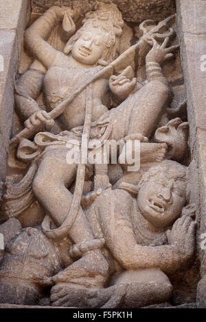 Déesse et sculpture en démon Kailasanathar temple hindou (8e siècle) Kanchipuram, Tamil Nadu, Inde, Asie Banque D'Images