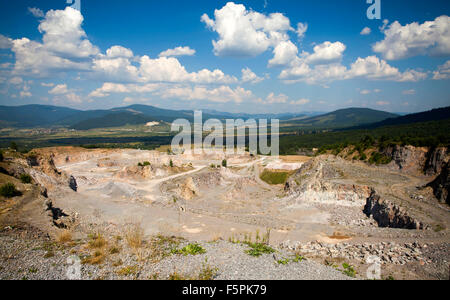 Mine à ciel ouvert,carrière de pierres à la Transylvanie, Roumanie Banque D'Images