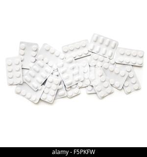 Blister contenant différentes tablettes sur un fond blanc. Banque D'Images