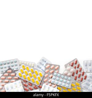 Blister contenant différentes tablettes sur un fond blanc. Banque D'Images