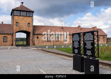 Des panneaux d'information à l'extérieur porte d'entrée d'Auschwitz II-Birkenau allemand nazi de concentration et d'Extermination Camp de la mort. Pologne Banque D'Images