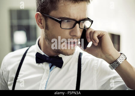 Closeup portrait of a businessman phoning Banque D'Images