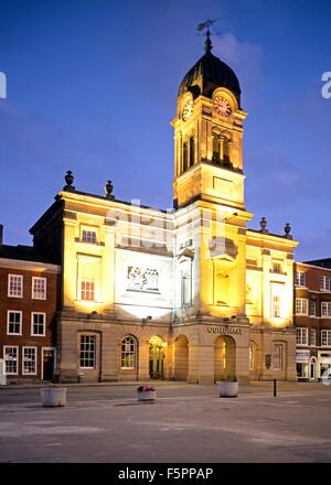 Vue de la Guildhalll au crépuscule, Derby, Derbyshire, Angleterre, Royaume-Uni, Europe de l'Ouest. Banque D'Images