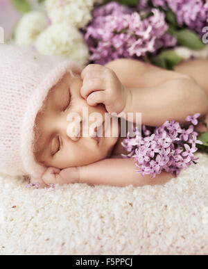 Mignon nouveau-né de dormir sur le tapis mou Banque D'Images