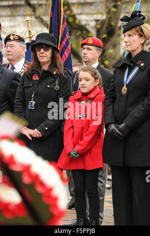 Birmingham, UK. 05Th Nov, 2015. Dimanche du souvenir : Une jeune fille dans un manteau rouge reflète au cours de Dimanche du souvenir à Birmingham's Centenary Square. Crédit : Michael Scott/Alamy Live News Banque D'Images