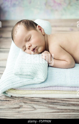 Mignon nouveau-né dort sur la douce couverture Banque D'Images