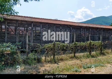 Partie de ferme avec fenil ancienne authentique au monastère Batkun 'St. Saint Pierre et Paul ', Pazardzhik, Rhodope, Bulgarie Banque D'Images